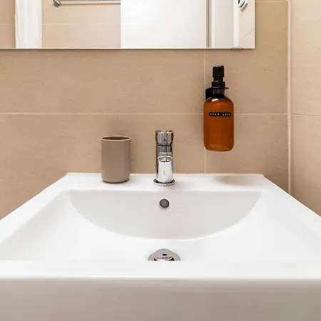 Rustic Modern - Ski-in, Ski-out - By דירה