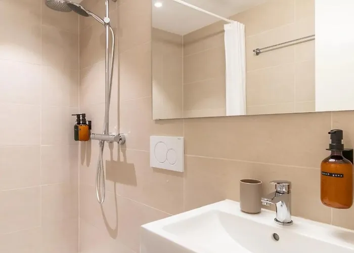 Rustic Modern - Ski-in, Ski-out - By דירה